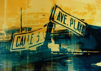 Señal de calle verde y amarilla